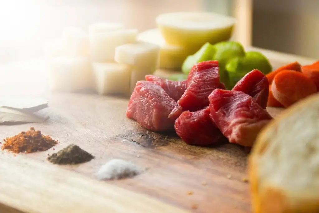 Morceaux de bœuf crus sur une planche, avec épices