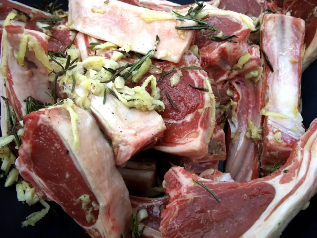 Côtelettes d’agneau crues au romarin