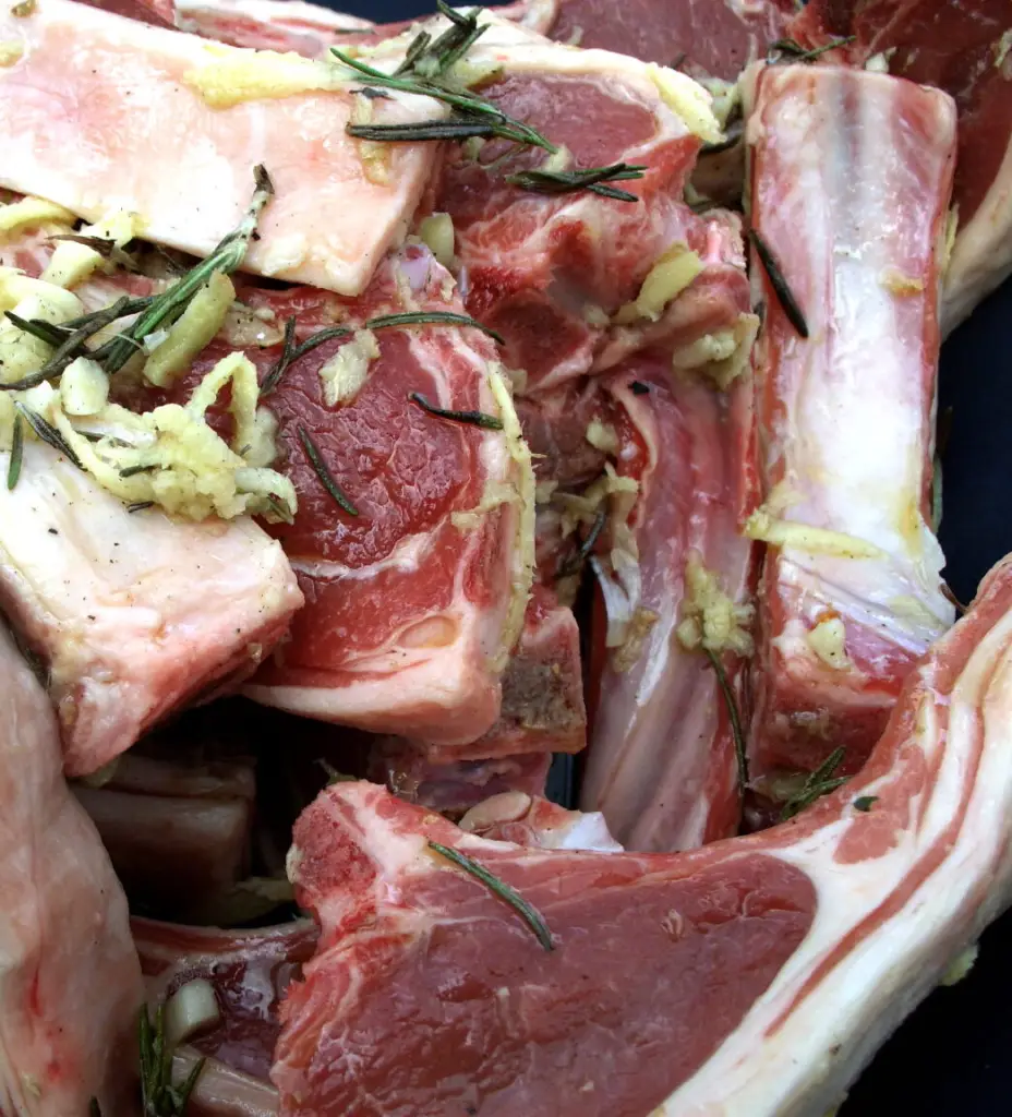 Pièces d’agneau crues au romarin