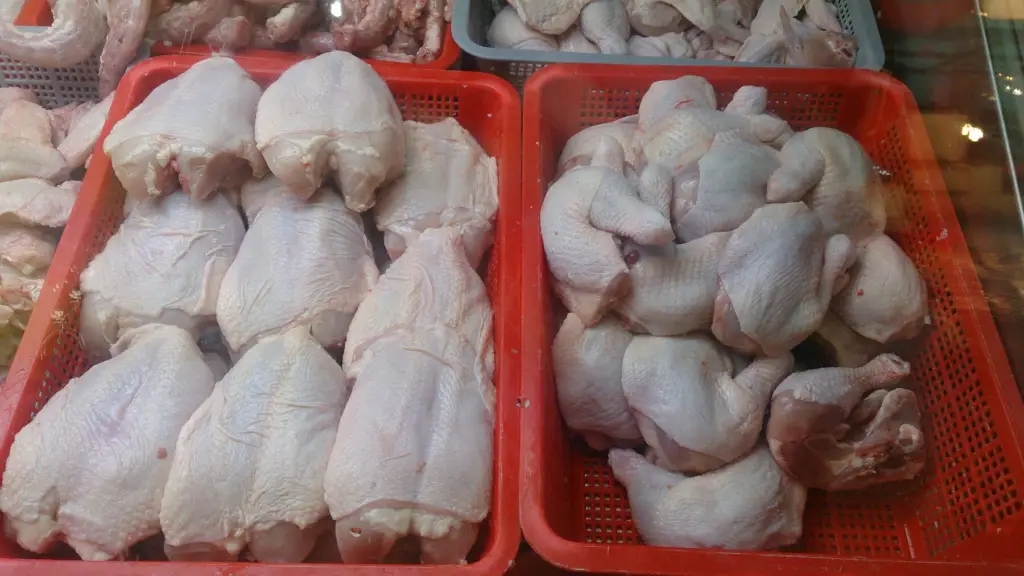 Poulets entiers crus présentés dans des bacs