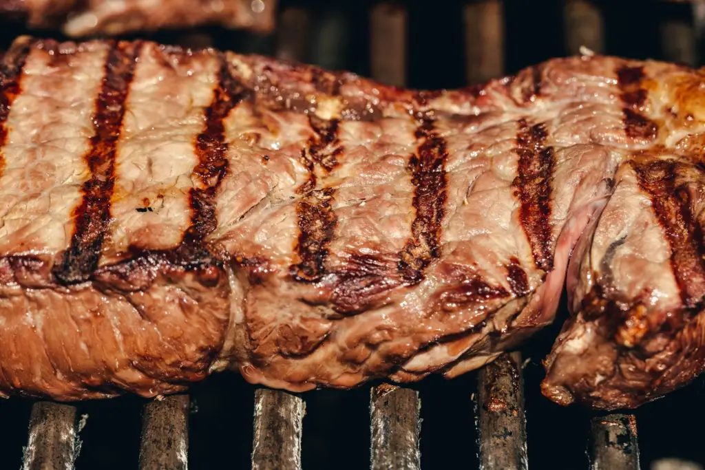 Pièce de bœuf saisie sur le gril